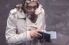 Polizei Düsseldorf: POL-D: Wer kennt diese Frau? Polizei sucht mit Fotos nach Betrügerin