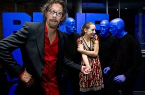 ProSieben: Blue Man Group schmeißt sich an Simon Gosejohanns Freundin ran!
