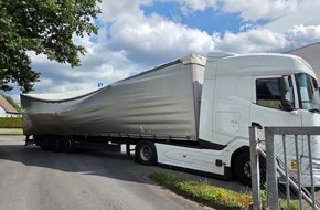 Polizeiinspektion Hameln-Pyrmont/Holzminden: POL-HM: Ladung verrutscht - Sattelzug droht umzukippen