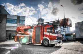 Feuerwehr Neuss: FW-NE: Feuer im Dachbereich einer Halle | Drei Personen durch Rauchgase verletzt