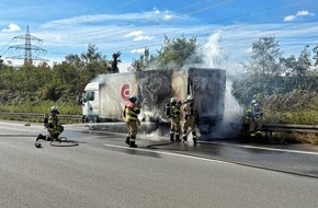 Feuerwehr Neuss: FW-NE: Lkw-Aufbau brennt auf der A57 | Autobahn vollst&auml;ndig gesperrt