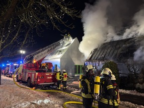 FW-AUR: Geb&auml;ude nach Durchz&uuml;ndung vollst&auml;ndig in Flammen