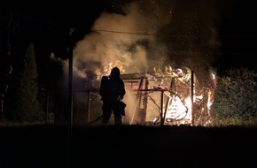Feuerwehr Plettenberg: FW-PL: Ortsteil Eschen - N&auml;chtlicher Brand einer Gartenh&uuml;tte