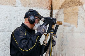 Kärcher entfernt Graffiti von Erlöserkirche in Jerusalem