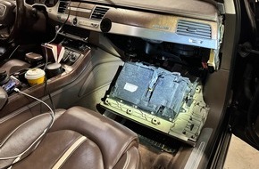 Hauptzollamt Regensburg: HZA-R: Zoll aus Selb nimmt Drogenschmuggler auf der A9 fest - Über 600 Gramm Marihuana hinter dem Handschuhfach versteckt