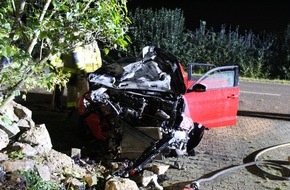 Polizei Aachen: POL-AC: Alleinunfall in Aachen - Auto fährt gegen Mauer und brennt aus