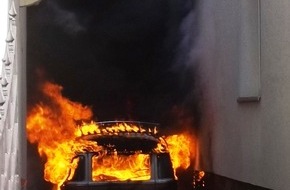 Polizeiinspektion Neubrandenburg: POL-NB: Brand eines Fahrzeugs in einer Hoffahrt