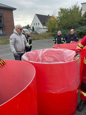 FW Kreis Soest: Nach dem Hochwasser ist vor dem Hochwasser / Einsatzkräfte aus dem Kreis Soest trainieren mit mobilem Schutzsystem AQUARIWA(©)