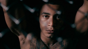 HR Hessischer Rundfunk: Zwischen K&auml;fig, Trauma und Hoffnung - ARD Mediathek zeigt MMA-Serie "Fight House"