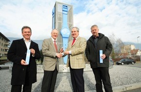 Swatch AG: Swatch zeigt in Grenchen: Alles dreht sich um die Menschenrechte - Die Uhrenstadt erhält einen Kreiselschmuck mit starker Botschaft