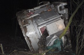 Polizei Düsseldorf: POL-D: Mönchengladbach - A 52: Schwertransporter verliert seine Ladung - 75-Tonnen-Getriebe fällt vom Auflieger - Fotos im Anhang