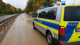 Polizeiinspektion Hameln-Pyrmont/Holzminden: POL-HM: Nachtragsmitteilung zur Meldung "Sattelzug nach Unwetter verunglückt - Bundesstraße 217 stundenlang gesperrt": Sperrung dauert wegen Reinigung der Fahrbahn an