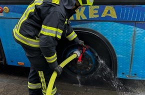Feuerwehr Wenden: FW Wenden: Gemeldeter Busbrand - Busfahrer verhindert Schlimmeres