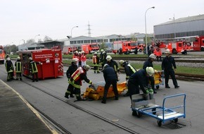 Feuerwehr Essen: FW-E: Noch 48 Tage bis zur FIFA Fußball-Weltmeisterschaft Deutschland 2006, - Explosion mit fünf Toten und fünfunddreißig Verletzten- Großübung der Feuerwehr Essen mit 291 beteiligten Kräften
