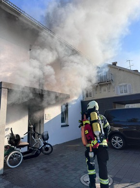 KFV Bodenseekreis: Wohnungsvollbrand durch explodierten Fahrrad-Akku - Mehrere Verletzte in Unteruhldingen
