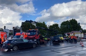 Feuerwehr Hattingen: FW-EN: Verkehrsunfall mit zwei Verletzten - Feuerwehr befreit Fahrerin aus PKW