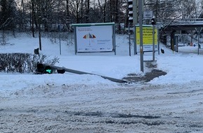 Polizeipräsidium Nordhessen - Kassel: POL-KS: Unbekannter fährt Fußgängerampel an Leipziger Straße um und flüchtet: Polizei sucht Zeugen