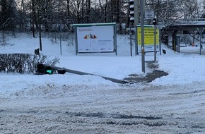 Polizeipr&auml;sidium Nordhessen: POL-KS: Unbekannter f&auml;hrt Fu&szlig;g&auml;ngerampel an Leipziger Stra&szlig;e um und fl&uuml;chtet: Polizei sucht Zeugen