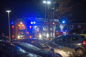 FW-RD: Brennender Tannenbaum sorgt für Großaufgebot von Feuerwehr und Rettungsdienst