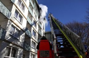 Feuerwehr Essen: FW-E: Feuer in Wohnhaus mit 36 Mieteinheiten, Wohnung im vierten Obergeschoss ausgebrannt