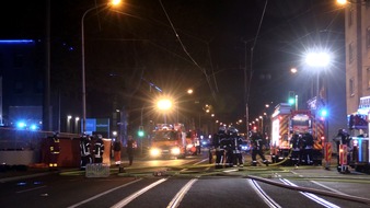 Feuerwehr Mülheim an der Ruhr: FW-MH: Aufwendige Menschenrettung bei Brand im Mehrfamilienhaus. Fünfundzwanzig Personen über Drehleitern gerettet.