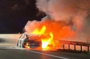 Polizeiinspektion Oldenburg-Stadt / Ammerland: POL-OL: ++Brandausbruch während der Fahrt auf A 28 - Beifahrer rollt sich aus fahrendem Auto++