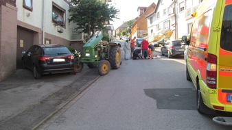 Polizeiinspektion Hameln-Pyrmont/Holzminden: POL-HOL: Hauptstraße in Hellental: 24jähriger vom Traktor überrollt - Schwer verletzt in die MHH geflogen -