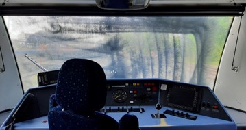 Bundespolizeiinspektion Erfurt: BPOLI EF: Frontscheibe eines Triebwagens beschmiert - Bundespolizei ermittelt