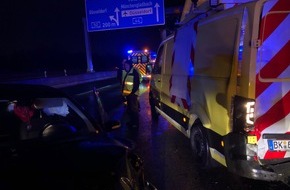 Feuerwehr Ratingen: FW Ratingen: Verkehrsunfall mit Schwertransporter auf der Bundesautobahn 52