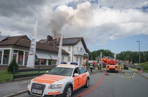 Freiwillige Feuerwehr Menden: FW Menden: Dachstuhlbrand: 60 Einsatzkräfte können Ausbreitung auf Wohnung verhindern.