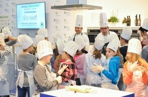 Messe Berlin GmbH: Grüne Woche 2017: Dialog Lebensmittel - Ernährungsbildung in Theorie und Praxis - Kochen mit Spitzenköchen auf dem Gemeinschaftsstand von BLL und BVE