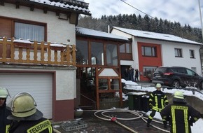 Feuerwehr Lennestadt: FW-OE: Zimmerbrand - Rauchmelder warnt Bewohner