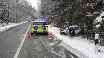 Polizei Paderborn: POL-PB: Junge Autofahrerin bei Alleinunfall schwer verletzt