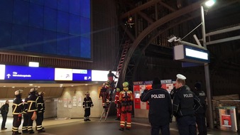 Bundespolizeiinspektion Hamburg: BPOL-HH: Über zwei Promille: Mann von Dachkonstruktion im Hauptbahnhof gerettet-