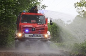 Feuerwehr Essen: FW-E: Wald- und Vegetationsbrandübung der Feuerwehren in Essen-Byfang - Polizeihubschrauber unterstützt bei der "Brandbekämpfung"