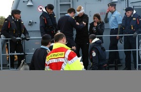 Presse- und Informationszentrum Marine: Deutsche Marine - Pressemeldung: Schnelle Hilfe - "Frettchen" rettet 18-jährigen Segler aus Bayern