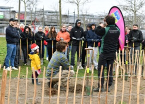 BAUHAUS pflanzt Waldinsel in Leipzig