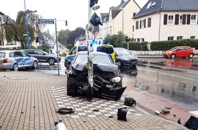 Polizei Mettmann: POL-ME: Zwei Schwerverletzte bei Verkehrsunfall - Velbert - 2009160