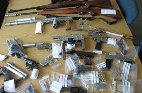 Polizeiinspektion Cuxhaven: POL-CUX: 53-Jährige bedroht Tochter mit Beil - Polizei beschlagnahmt illegale Waffensammlung (Bild als Download)