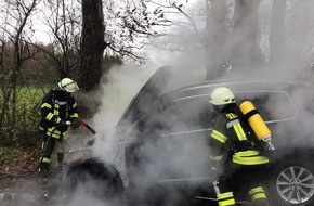 Freiwillige Feuerwehr Bedburg-Hau: FW-KLE: Im Einsatz: Fahrzeugbrand und Türöffnung