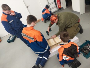 FW-AR: Breitenbrucher Jugendfeuerwehr baut Entenhaus