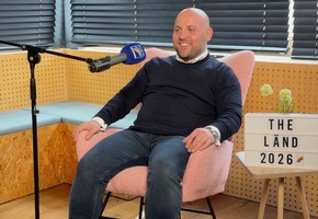 Baden-Württemberg wählt – Radio Regenbogen interviewt alle Spitzenkandidaten im „rosa Schaukelstuhl“