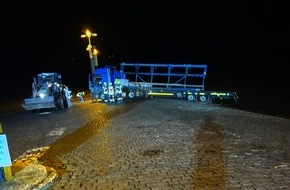 Polizeiinspektion Cuxhaven: POL-CUX: LKW Fahrer rangiert beim Fähranleger Sandstedt und gerät über die Anlegerkante - Feuerwehrmann kann mit seinem Traktor den LKW vor auflaufender Flut in Sicherheit bringen - keine Schäden