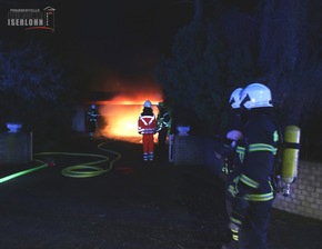 FW-MK: Garage brennt in voller Ausdehnung