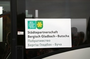 Feuerwehr Bergisch Gladbach: FW-GL: Dritte Hilfsaktion für Partnerstadt Butscha - Zehn Busse im Konvoi in die Ukraine überführt