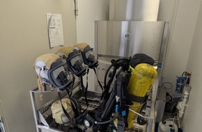Feuerwehr der Stadt Arnsberg: FW-AR: Neue Reinigungsmaschine verbessert Arbeitssicherheit in der Atemschutzwerkstatt