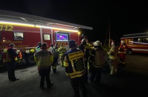 Feuerwehren im Kreis Soest: FW Kreis Soest: Großbrand in Rüthen - Rund 250 Einsatzkräfte bekämpfen Brand in einem Sägewerk