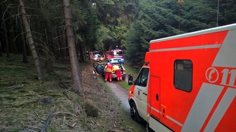 Feuerwehr Lennestadt: FW-OE: Gleitschirmflieger abgestürzt - Rettung aus Waldgebiet