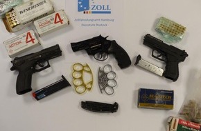 Zollfahndungsamt Hamburg: ZOLL-HH: Bei Durchsuchungen wegen Verstoßes gegen das Anti-Doping-Gesetz stellt Zoll Dopingmittel und Waffen sicher / Gemeinsame Pressemitteilung