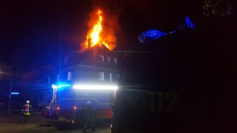 Feuerwehr Recklinghausen: FW-RE: Dachstuhlbrand in voller Ausdehnung - keine Verletzten